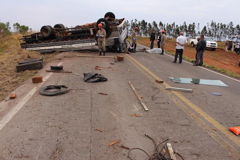 Caminhoneiro do PR morre em acidente entre Amambai e Tacuru O caminhão sofreu um desvio de direção e capotou / Foto: Vilson Nascimento