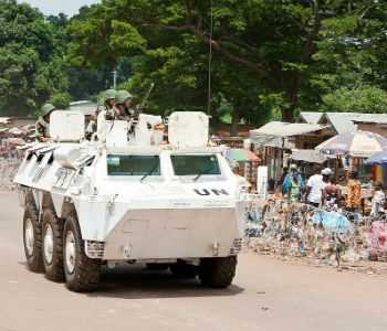 Soldados de paz da Missão Integrada da ONU na República Centro-Africana, Minusca, durante patrulha em Bambari. Foto: ONU/ Catianne Tijerina