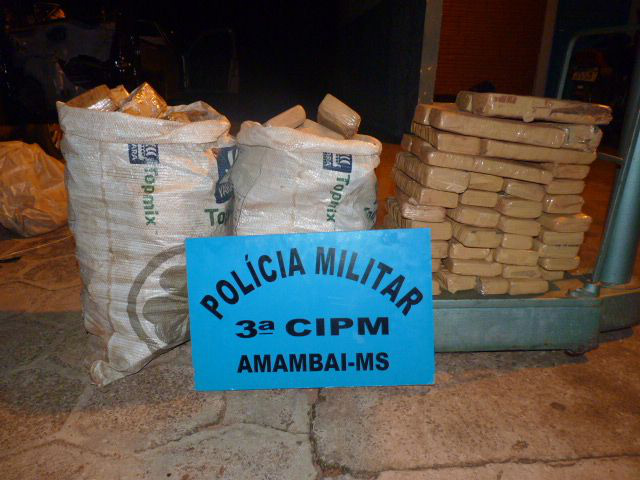 90 quilos de maconha apreendida em poder de três rapazes na noite de ontem em Amambai. Foto: Assessoria PM.
