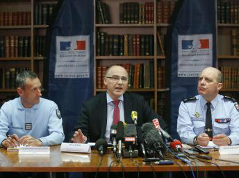 O procurador Brice Robin, entre o general Martial Meuriot (e) e o também general David Galtier (d), durante coletiva nesta quinta-feira, 2 (REUTERS/Jean-Paul Pelissier)