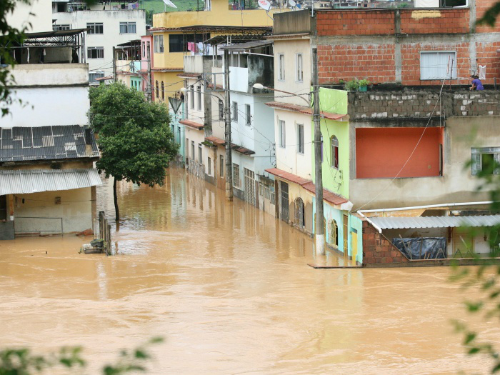 Minas e Espírito Santo contabilizam prejuízos e começam reconstrução A Sesa, juntamente com a Força Nacional do SUS, está trabalhando na coordenação de ações estratégicas de assistências às vítimas das chuvas
