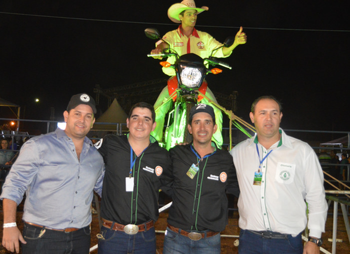 Após oito anos tentando, peão tacuruense sagra-se campeão do rodeio na Expobai Noronha levou para casa uma moto 0 KM / Foto: Moreira Produções