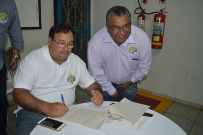 Prefeito e vice-prefeito eleitos, Dr. Bandeira e Valter Brito, assinando Carta Compromisso / Foto: Moreira Produções