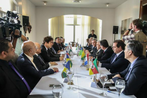 Governadores ameaçam pedir na Justiça partilha de multas da repatriação Em reunião na residência oficial do governo do Distrito Federal, em Águas Claras, o Fórum Permanente de Governadores reuniu-se para discutir a reforma da Previdência / Foto: José Cruz