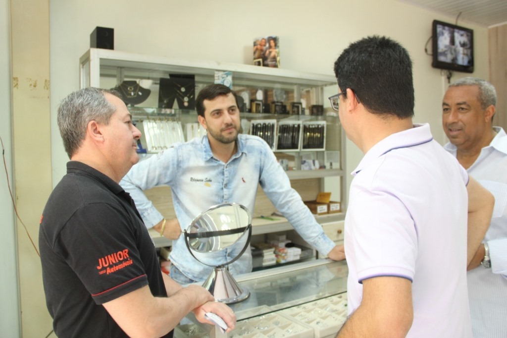 Marcelo, acompanhado pelo presidente da Acia, Junior e do vereador Carlinhos, durante visita no comércio de AmambaiFoto: Assessoria
