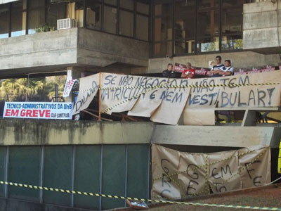 Técnicos administrativos protestam na reitoria da UnB em apoio à greve
