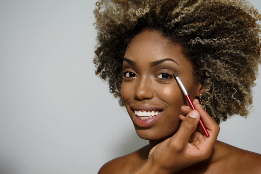 Para arrasar no Carnaval: make com glitter em apenas 5 passos Foto: Divulgação