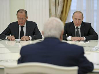O chefe da diplomcia síria, Wallid Mouallem diante de Vladimir Putin e de Sergueï Lavrov, em Moscovo no passado 29 de Junho de 2015.REUTERS/Alexei Nikolsky/RIA Novosti/Kremlin