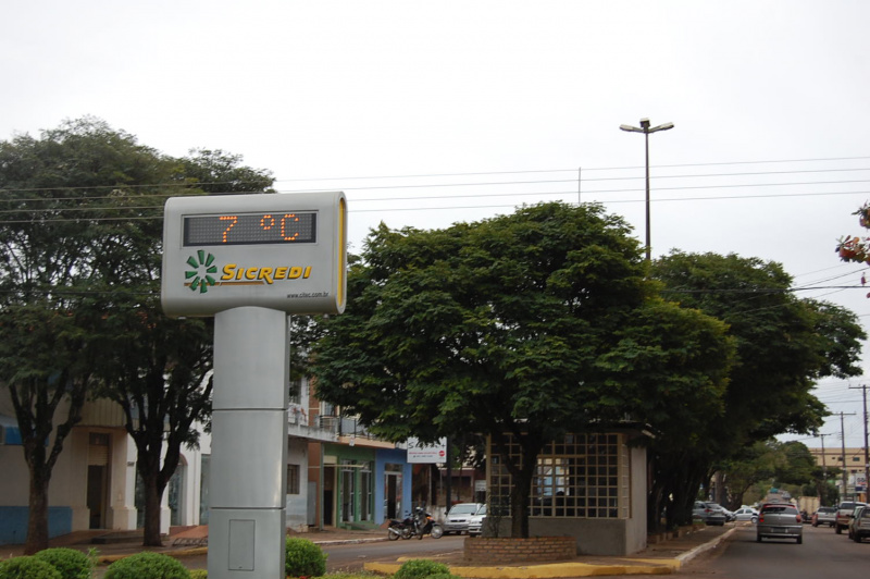 Relógio meteorológico da avenida Pedro Manvailer ás 13h45 desta segunda-feira.