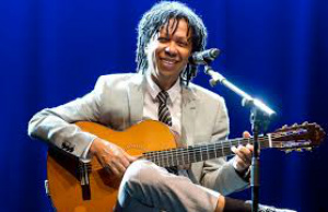 Cantor Djavan faz show no dia 15 de abril no Centro de Eventos Cerrado Brasil em Dourados. A apresentação terá início às 22h.Foto: Divulgação