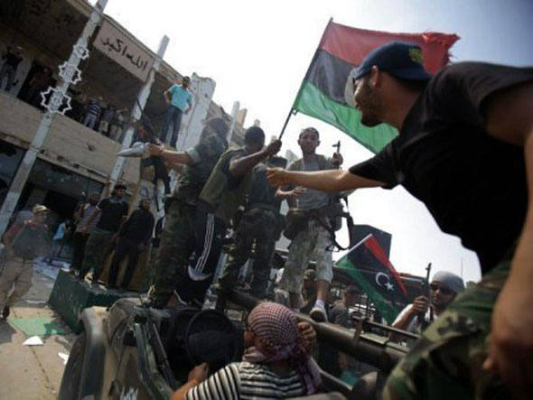 Rebeldes líbios cercam cidade natal de Khadafi