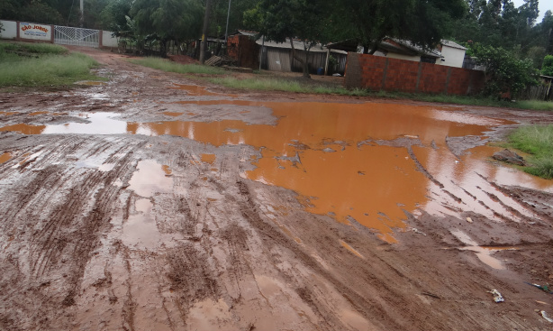 Fortes chuvas em Amambai deixam ruas intransitáveis Fortes chuvas em Amambai deixam ruas intransitáveis