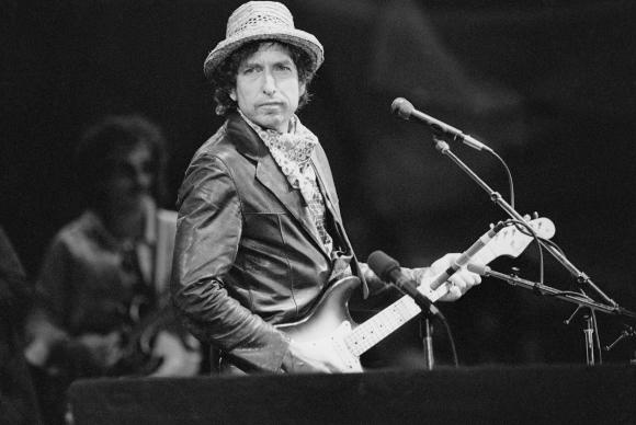 Prêmio Nobel de Literatura é concedido ao cantor Bob Dylan Imagem de arquivo de 1984 mostra o cantor e compositor norte-americano Bob Dylan se apresentando no estádio St. Jakob-Park, em Basel, na SuíçaArquivo de Keyston/Agência Lusa/direitos reservados