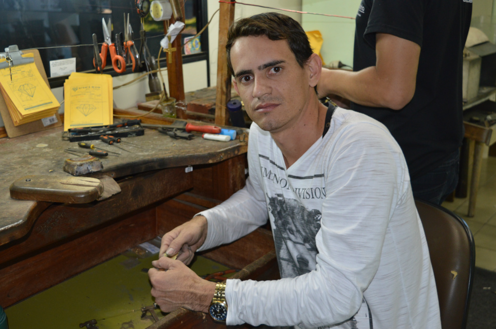 Thiago Ferreira, proprietário da Império Joias e Relógios, é ourives há 16 anos / Foto: Moreira Produções