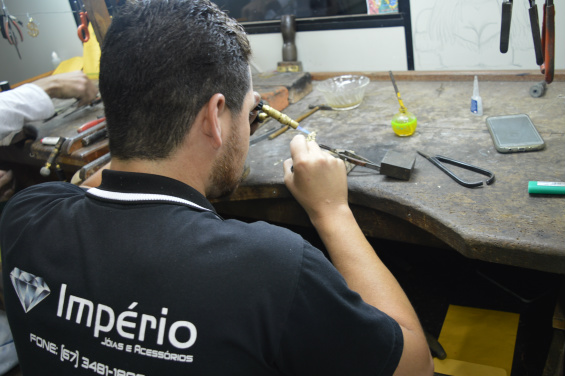 O processo de fabricação de uma joia artesanal passa por inúmeras etapas / Foto: Moreira Produções