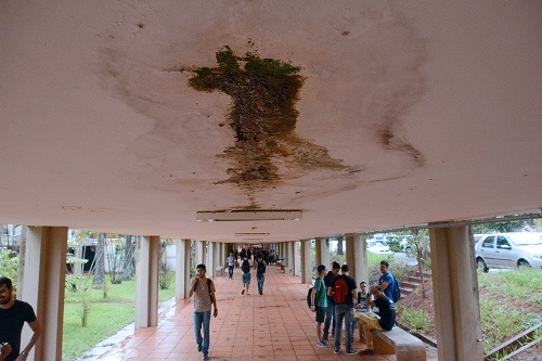 orredores, salas de aula e de secretarias, calçadas e ruas da Universidade Federal estão em mau estado - Foto: Álvaro Rezende / Correio do Estado