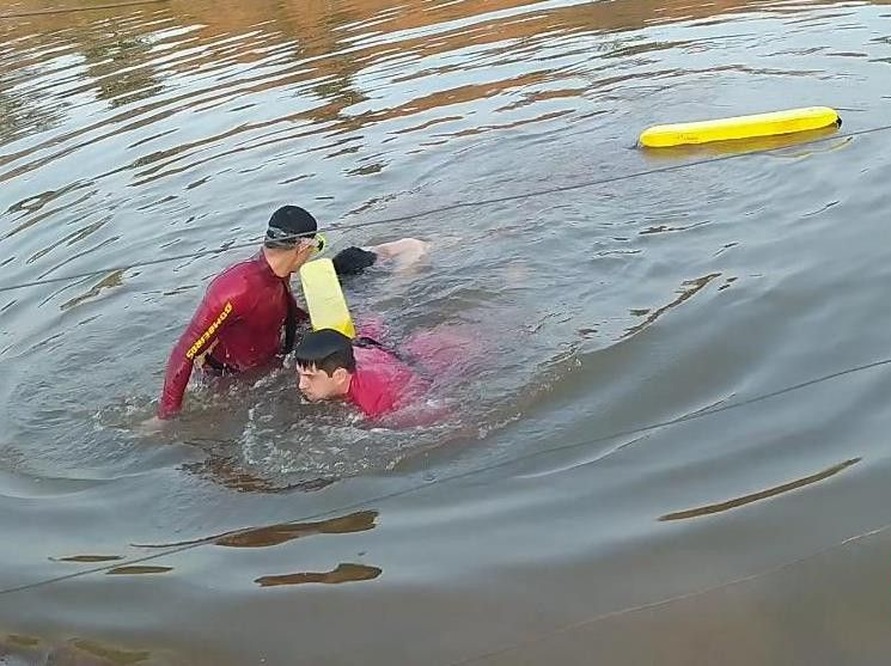 Ao tomar banho em lagoa, jovem amambaiense morre afogado nesse domingo (22) Momento em que o Corpo de Bombeiros resgatava o corpo de jovem / Foto: Corpo de Bombeiros