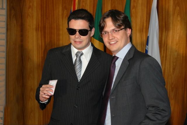 OAB/MS entrega carteira profissional ao mais jovem advogado cego do país OAB/MS entrega carteira profissional ao mais jovem advogado cego do país