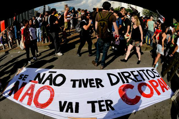 Manifestação contra a Copa termina em confronto no Rio
