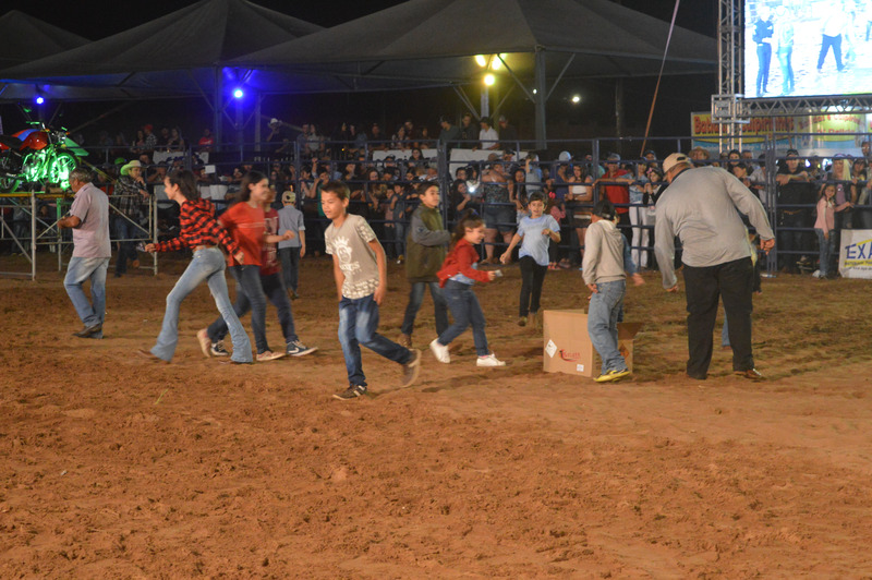 Momento em que pessoas adentraram a arena da 30ª Expobai para depositar sua contribuição / Foto: Moreira Produções