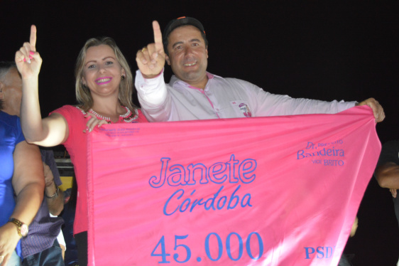 Janete diz que sua atuação política vai envolver todos os segmentos sociais Janete e seu esposo Jocélio Soares Córdoba foram voluntários do Save / Foto: Moreira Produções