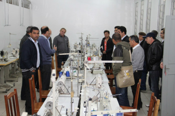 Autoridades visitam sala onde iniciará nos próximos dias uma nova turma de costura industrial. 