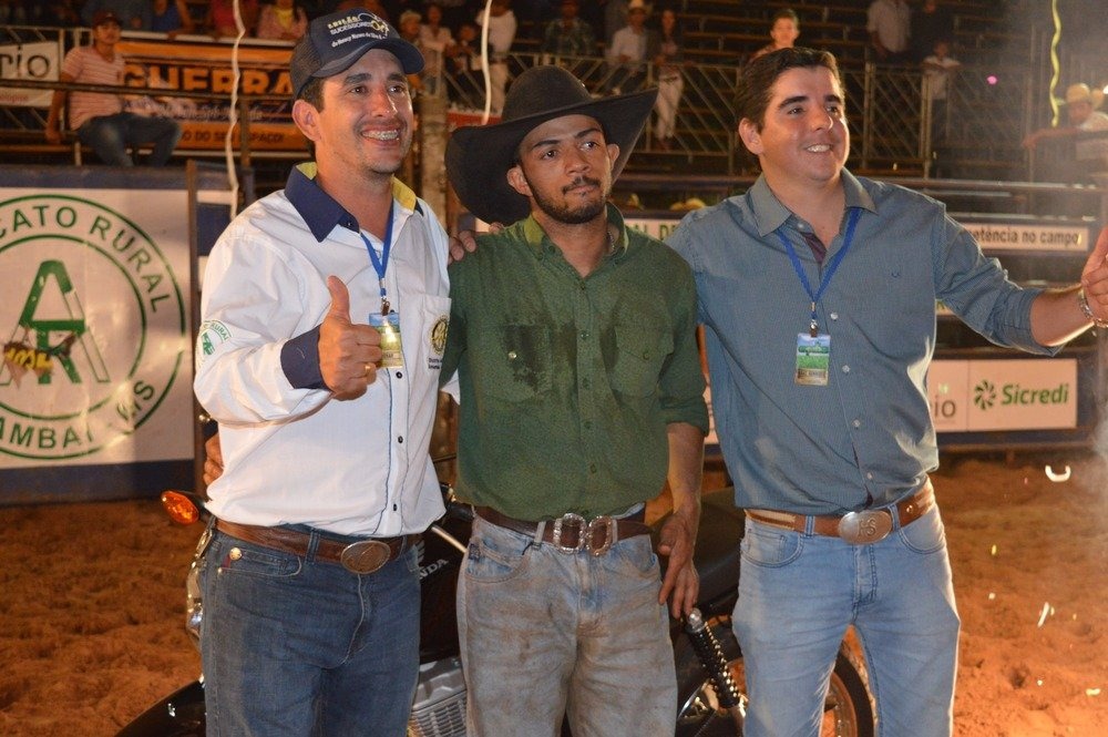 Peões não pagam taxa de inscrição para montarem no rodeio em touros da Expobai E/D: Ronan Nunes, ex-presidente do Sindicato Rural de Amambai; Petrocelly Carlos, campeão do rodeio em Amambai em 2016 e Braz Henrique, diretor de rodeios do SRA / Foto: Moreira Produções