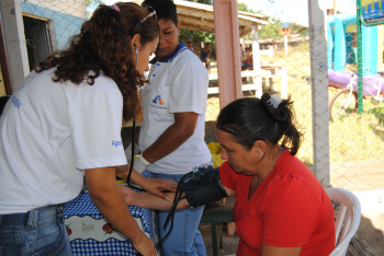 Ação social do Rotary de Amambai promove qualidade de vida para comunidade Agentes de Saúde realizaram durante todo o dia aferições de pressão arterial e de glicose.