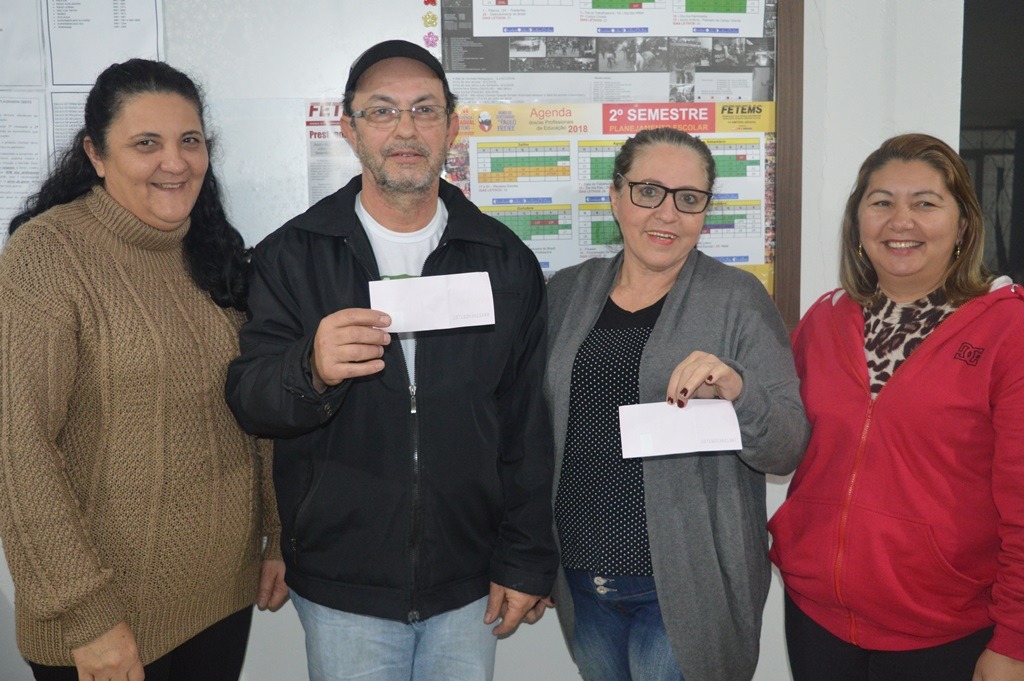 Servidores aposentados recebem salário prêmio do Simted E/D - Fatima Tobias, Joni Guazina e Francisca Baez , recebendo cheque das mãos da vice-presidente do Simted, Rozana Fernandes / Foto: Assessoria