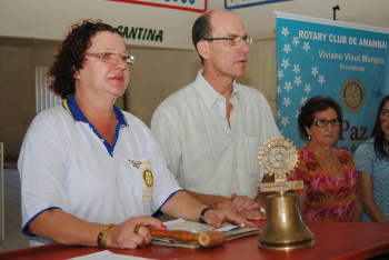 Ação social do Rotary de Amambai promove qualidade de vida para comunidade O prefeito de Amambai, Sérgio Barbosa, e a presidente do Rotary Club, Viviane Viaut Moreira.