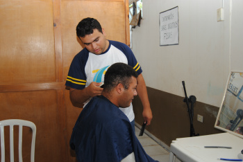 Ação social do Rotary de Amambai promove qualidade de vida para comunidade O serviço de corte de cabelo foi um dos mais procurados.