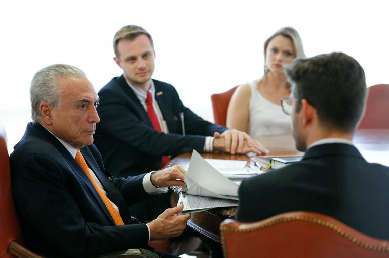No papel de empreendedor, jovem constata entraves e aprova reformas Tiago (de gravata vermelha) participou de reunião com o Michel Temer