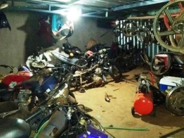 Operação tem prisões, apreensão de dólares e fecha desmanche na fronteira No desmanche foram encontradas 15 motocicletas roubadas, além de peças. (Foto: Porã News)