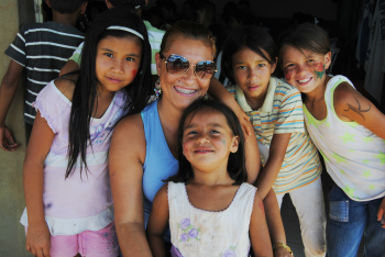 Ação social do Rotary de Amambai promove qualidade de vida para comunidade A professora Luciana Villa aprovou o projeto e esteve lá visitando seus alunos.