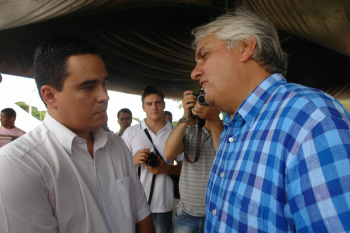 O documento foi entregue ao senador Delcidio Amaral pelo presidente do SRA, Diogo PeixotoFoto: Moreira Produções