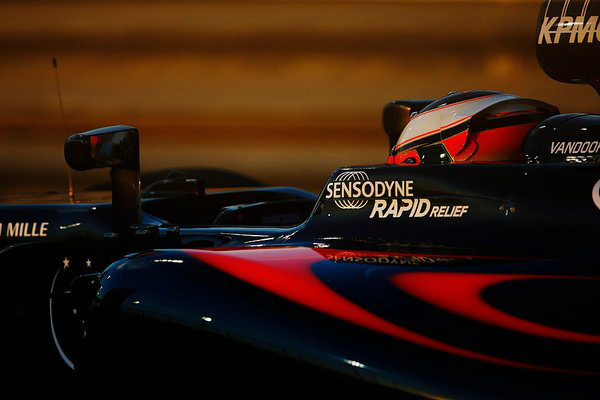 O GP do Bahrein e seus destaques: Haas, Vandoorne e o pit stop de Massa O GP do Bahrein costuma ser bom e não nos decepcionou, pois além das já esperadas ultrapassagens, nos proporcionou também agradáveis surpresas. // Foto: Reprodução/Twitter Oficial McLaren