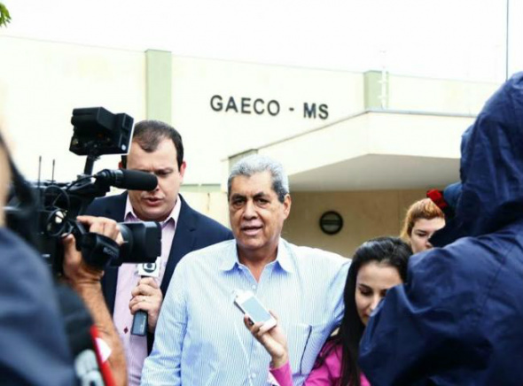Puccinelli chega rindo, depõe por três horas e sai em silêncio do Gaeco Ex-governador André Puccinelli deixa o Gaeco, após três horas de depoimento / Foto: Cleber Gellio