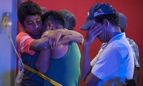 Pessoas reagem a ataque em boate em Coatzacoalcos, no México. Foto: ANGEL HERNANDEZ / AFP