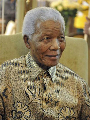 Ex-presidente sul-africano Nelson Mandela sorriapós votar. (Foto: Reuters)