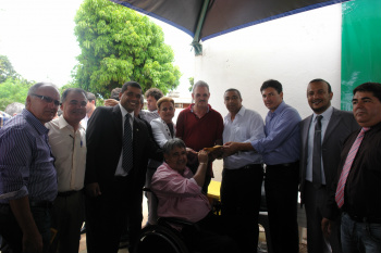 Vereadores entregando ofícios ao deputado federal, Geraldo Resende (PMDB)Foto: Moreira Produções
