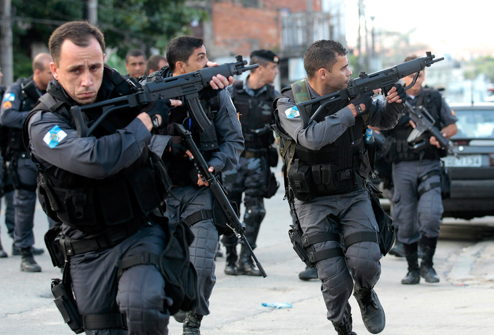 Polícia faz operação para prender 17 acusados de integrar milícia no Rio