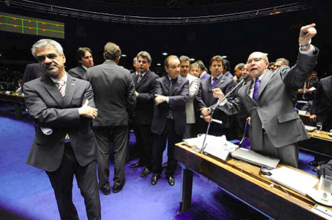 Senado aprova proposta que fixa gastos com a saúde Senado aprova proposta que fixa gastos com a saúde