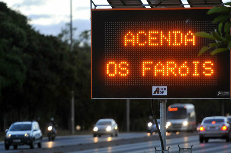 Uso do farol baixo durante o dia trará segurança às rodovias Uso do farol baixo durante o dia trará segurança às rodovias
