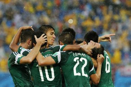 México supera gols anulados e vence Camarões por 1 x 0 Jogadores do México comemoram gol da vitória sobre Camarões. 13/06/2014