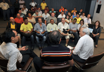 Governo pode rever limites de potência e altura de antenas de rádios comunitárias O secretário executivo do Ministério das Comunicações, Cézar Alvarez,durante reunião com representantes da Associação Brasileira de Radiodifusão Comunitária (Abraço).