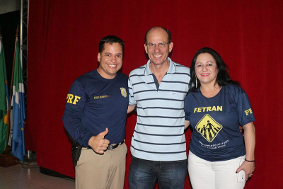Na foto, a secretária Zanete com o representante da PRF e o prefeito de Amambai / Foto: Assessoria
