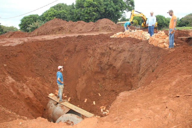 Erosões nas vilas Jardim Panorama e Orlando Viol estão sendo contidas em Amambai Obra de drenagem vai resolver em definitivo problema que aflige as comunidades do Jardim Panorama Orlando Viol / Foto: Decom