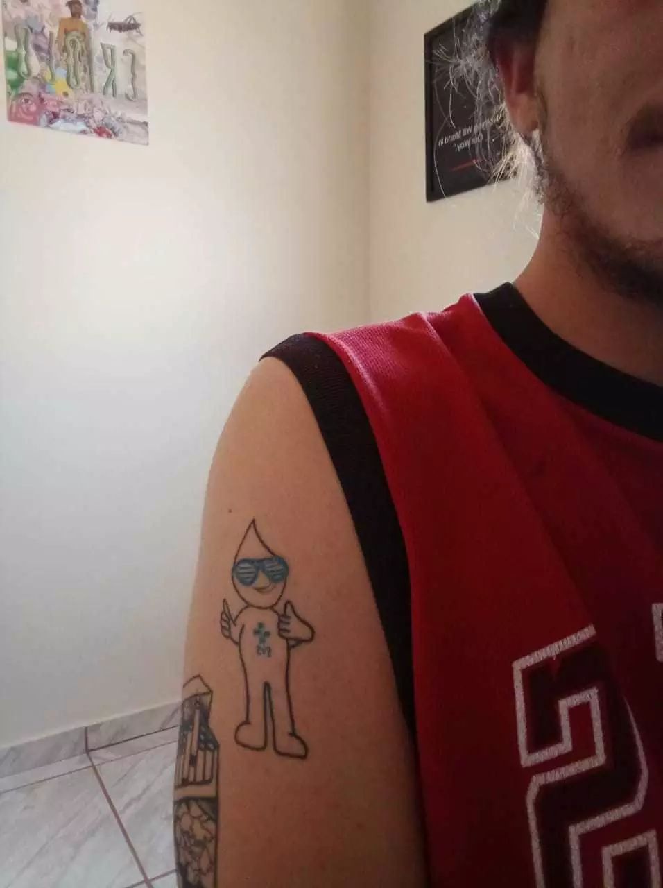 Depois de vacina, Cleriston paga promessa tatuando Zé Gotinha Cleriston tatuou Zé Gotinha com óculos estiloso ainda.(Foto: Arquivo pessoal).