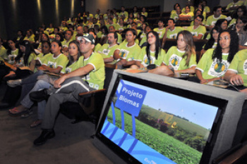 Estudantes universitários passarão duas semanas em assentamentos rurais Cerca de 170 estudantes universitários partem neste domingo (23) de Brasília para assentamentos rurais de Goiás, Minas Gerais, da Bahia e do Tocantins.
