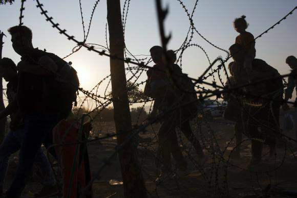 No total, entraram no país cerca de 4,3 mil pessoas, um número que coloca o dia de sábado como recorde de  chegada de migrantes EPA/Valdrin Xhemaj/Agência Lusa/Direitos Reservados